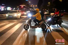 美团外卖：西安受疫情影响骑手免除所有违规扣罚图片