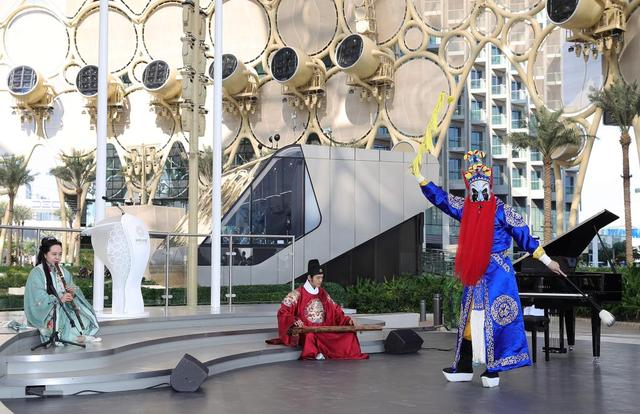 全球连线丨中国元素点亮世博园，游客直呼“太精彩了”