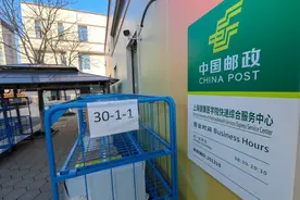 上海首家邮政校园快递驿站投运半年多，学生最快3秒就能取件图片