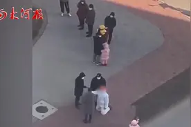 警方回应天津两老人插队做核酸逼志愿者下跪：并非网传那样，调查中图片