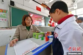 福建泉港：小学生游园闯关中完成期末考试图片