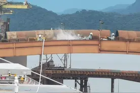 巴西港口装货机失火 山东飞跃轮船员紧急支援图片