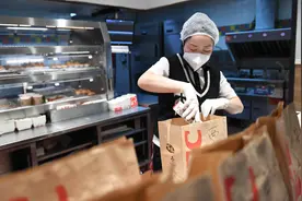 2021年服务业增加值同比增长8.2%图片