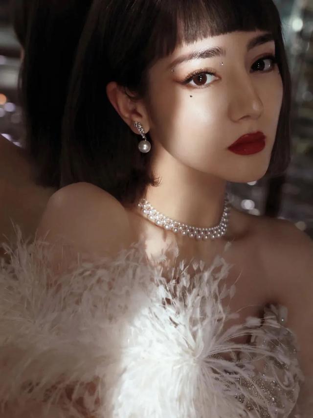 2022年流行齐肩中发?张雨绮先拿捏了