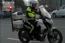 “鹰眼”铁骑查违停，收到这样的短信请在10分钟内去移车图片