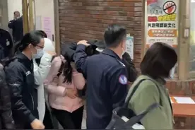 台军坠海F-16V飞行员部分遗骸疑寻获，家属前往殡仪馆指认图片