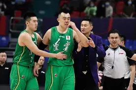 粤辽大战爆发冲突！韩德君和威姆斯被驱逐出场，双方教练这么说→图片