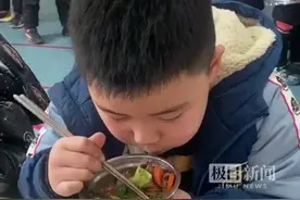 挑食的小朋友吃青菜了，幼儿园为他开表扬大会图片