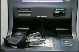 四川一女子持锤打砸手机店自助取款机，警方：正调查处理图片