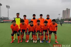 “锁手机”专心学习训练，这群学生拿下足球联赛亚军图片