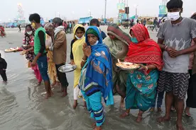 第三波疫情正盛，成千上万印度人又去恒河沐浴了图片