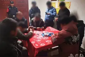 含山：8人挤在狭小房间赌博 被警方抓获图片