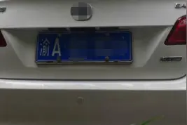 车牌只扭两颗螺丝，会被扣12分？图片