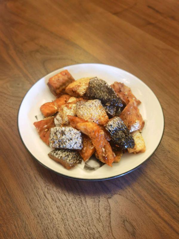 三文鱼皮怎么做好吃（简单好上手的香酥三文鱼皮）
