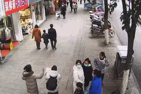 揪心！贵州七个月大婴儿被异物卡喉，众人上演生死营救图片