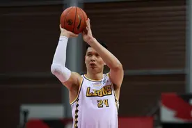 替补上场得吃得喝！许钟豪8分钟3中3拿下6分1篮板图片