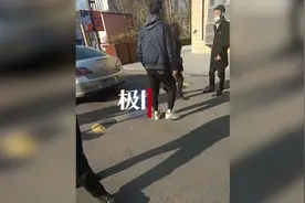天津一车主因停车收费辱骂击打工作人员，警方：已介入调查视频封面