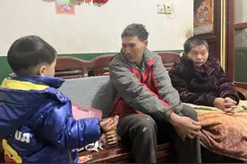 湖南女婿带着瘫痪岳母打工数年：我只剩这两个母亲可以照顾了图片
