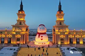 哈尔滨18米大雪人就让南方人馋哭了？他们甚至用冰雕了个冬奥圣火……图片