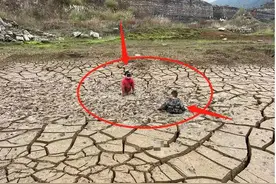 贵阳俩熊孩子跑到泥潭里面“过家家”，深陷其中！伙伴拨出救命电话图片