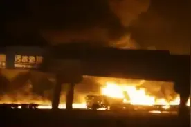 京昆高速成绵段油罐车与货车相撞，车辆起火相关道路交通管制视频封面