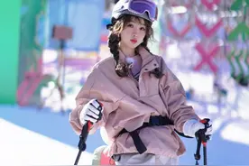 甜妹来了！虞书欣穿滑雪服膝盖绑玩偶护具图片