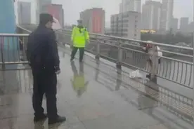 十多岁女孩与家人吵架后想不开，雨中欲跳八尺江图片
