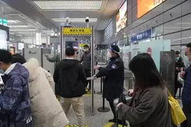 春运首日！这些上海火车站、机场等现场照片刷屏了！图片