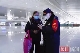 春运首日，湖北襄阳东站护送旅客近2000人图片