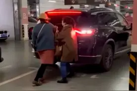 南京两女子人肉占车位被车强行顶开，警方：已对双方批评教育图片