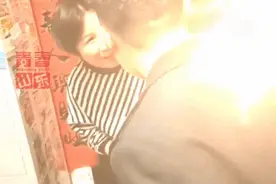 火箭军战士瞒着家人回家探亲，妈妈笑着笑着就哭了图片