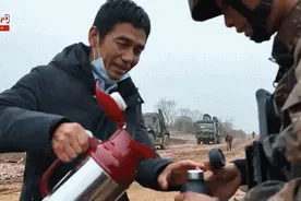 瞒不住了！给战士们送水的低调老人竟是一等功臣图片