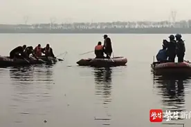 心痛！24岁年轻妈妈抱着2个月大婴儿跳湖，两人均已身亡图片
