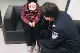 广东一男孩没抽到心仪奥特曼卡坐警局外哭，辅警拿一本让他挑图片