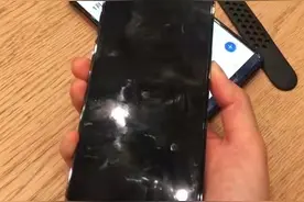 天猫网购苹果手机两月后闪退黑屏，消费者质疑买到翻新机图片