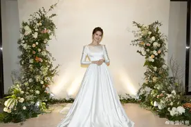 曾沛慈分享婚礼现场美照 身穿白纱手捧鲜花幸福洋溢图片