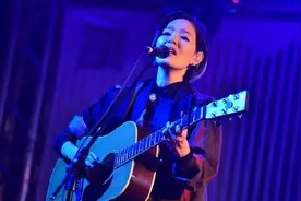 张悬在演唱会上宣布离婚消息 称想看心理咨询师图片