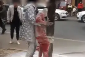 新郎接亲被绑树上狂泼面粉引愤怒，专家谈如何避免恶俗婚闹？图片