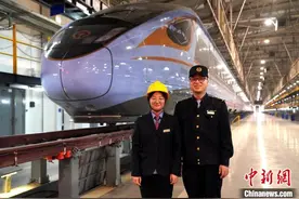 春运路上的西安动车情侣图片