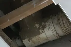 楼上排污楼下漏 排污管破损谁来修？图片