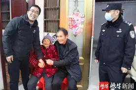 60年后民警帮他重回母亲的怀抱图片