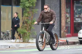 施瓦辛格离婚后清晨骑车兜风 私生子受访谈到父亲图片