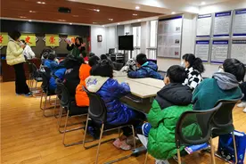 长沙南湖社区“985”居民素养课堂举办迎新春剪纸活动图片