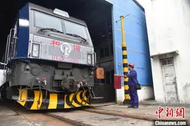 广西火车“4S店”日夜开工为春运机车“修马蹄”图片