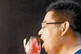 苦练狮吼功 吼破上千酒杯图片