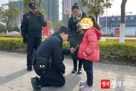 “下次不再乱跑了”民警与7岁女童拉钩约定图片