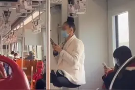 女子头发绑地铁扶手悬空“荡秋千”，网友：这是买的挂票吗？地铁：不文明图片