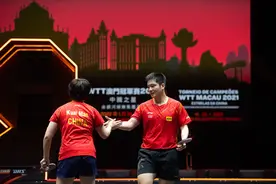 乒乓球——WTT澳门冠军赛：樊振东/蒯曼晋级图片