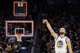 名场面！NBA官方推特晒斯蒂芬-库里压哨绝杀照片图片