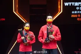 许昕/刘诗雯夺得乒乓球WTT澳门冠军赛混双冠军图片